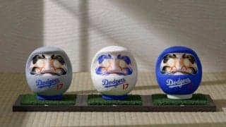 大谷翔平の特製だるまが発売　ドジャースのユニホームを模した白、青、グレーの３色