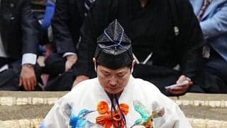 三役格行司の式守勘太夫が新装束をデザイン　川面に向かう色違いのカワセミ