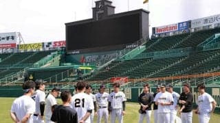 【阪神】初夏の陽気の甲子園で全体練習　佐藤輝明、中野拓夢が「外野」で打球を追う光景も
