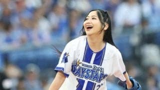 ＤｅＮＡ戦　美人歌手がユニ＆爽やか白スカート姿で始球式　ネイルもベイカラーでバッチリ