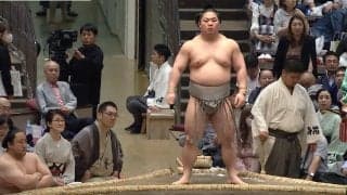 大相撲夏場所に“人気講談師”の熱心な姿 「見たことのない顔で」「すごく映ってますね」幕内取組前から観戦する様子に反響