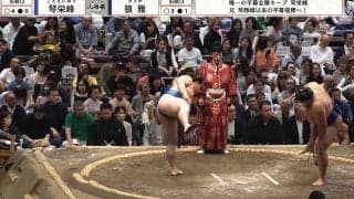 大相撲、着物姿の美人女優が角界随一の“美四股”にうっとり 「お着物姿美しい」「オーラが」カメラが捉えた一コマに反響続々