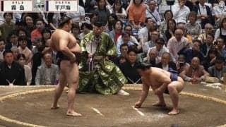 大相撲、着物姿の美人女優が“お口あんぐり” 大関霧島の豪快な投げで隣の大物落語家とまさかのシンクロ 珍しい光景