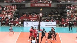 男子バレーで「なにそれ！？」身長218センチの“スタンディング”ワンハンドブロックにアリーナどよめく「チート感がすごいww」「理不尽ww」