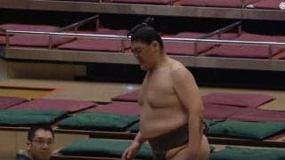 勝ったのに力士が苦悶…行司も思わず二度見「えっ？」「大丈夫なの」 “思わぬハプニング”にファンざわつく