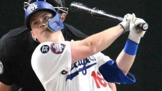 ドジャース　スミスがキャリア初の１番で先頭打者アーチ！大谷翔平がベンチで満面笑み→お尻を強めにたたく　スタンドも大歓声