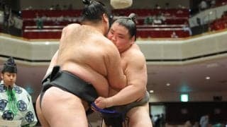 横綱のしこ名を継ぐ旭富士、序ノ口デビューから１７連勝　万全の体勢で寄り切る