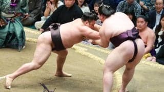 大関復帰の霧島、土つかずの６連勝　王鵬に押し込まれながらも逆転勝ち