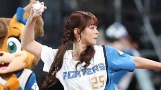 短パンへそ出し美女の“ガチ投球”にどよめき　ワンバウンドも…豪快フォームに熱視線