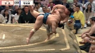 “土俵際のマジシャン”宇良、客席へ突っ込むも伯乃富士が受け止める 「キャッチした」「助けてくれた」予想外の光景に反響