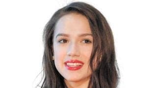 「なんて長い足」元フィギュア女王の近影が大反響　スタイル抜群の私服ショット連投に「綺麗すぎます」「とてもクール」