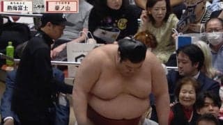 「どうした？」熱海富士に異変？ 197kgの巨体があっさり土俵を割る姿に「おかしかった」「この段階で棒立ち」放送席も訝る