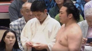 「髷？」「掴んでない」3年ぶり関取復帰の炎鵬巡る“微妙な瞬間”に議論百出 物言いも軍配変わらず、館内は悲鳴