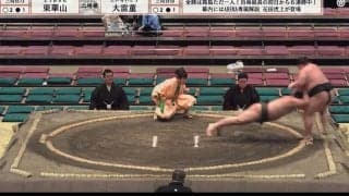 力士が背中から土俵下に転落し親方直撃「救護の人きた」館内悲鳴の緊急事態も…親方の\"プロ根性\"に感嘆する声「よく立ち上がった」