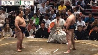 「めっちゃ良い席」大相撲、行司の背後に芸能界引退で“大成功”の元タレントの姿「うらやましい」 
