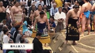あれ、人気力士の化粧まわしに著名人のイラストが… 幕内土俵入りでファン驚きの一コマ
