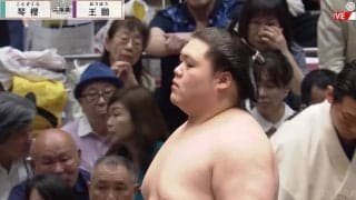 「大金だ」大関・琴櫻を撃破で平幕力士が小脇に抱えた“分厚すぎる報酬”に騒然「一体いくらよ？」