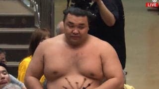 「目立ちすぎだってw」「え、本物？」大関・霧島の隣に鎮座する“まさか”の人物「取り組み控えてるみたい」「相撲とかけまして…」ツッコミ相次ぐ