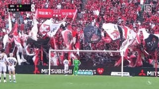 「おもろ過ぎるw」浦和ファンの“フラッグ大移動”に騒然！「なんか可愛い」「いけいけー！」PK戦前の珍しい光景
