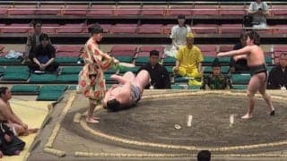 中日最初の取組で“92キロ差”衝撃決着 巨漢がすっ飛んでいく驚きの光景「いきなりスゴイ」「最初から見れたの初めてかも」
