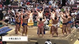 「世界的人気漫画やん」力士の化粧まわしに“異色”のコラボ ひと際目立つ絵柄にファン大興奮
