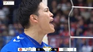 西田有志、髙橋藍を“吹っ飛ばす”強烈スパイク 頂上決戦の“極上のエース対決”を象徴する一コマにファン熱狂