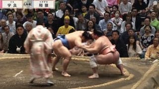 この後、宇良の体が90度に“グネッ”と曲がります “情報量過多”な曲者対決で衝撃光景 翔猿の客席“超ダイブ”も飛び出す大熱戦
