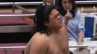 「大丈夫ですか」土俵際、力士の\"異変\"を察知した救命士が\"スッと\"寄り添う迅速対応「救護お兄さんやさしい」「イケメン」ファン感嘆