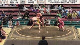 巨漢力士が“回転落下”で控え行司を直撃「あびせ蹴りが行司に…」「顔に足が」ファンひやり