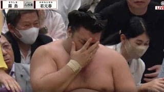 大関・霧島、1敗死守も顔面強打で流血 一回転して土俵下へ落ち苦悶「プロレス技みたい」「真っ逆さますぎる」館内騒然
