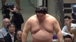 「え？なにこれ」宇良の取組が強制停止 親方“おこ”に3度も頭を下げ猛省 立ち合い不成立に控え行司もアピール