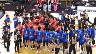 身長218センチの選手を胴上げする“規格外”の光景 「ギネス申請してもいい」男子バレー、両軍選手に祝福され世界のレジェンドが3度宙に舞う