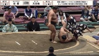 「行司さんあぶない」「抱きとめた」取組中に接触→力士の“咄嗟の対応”話題 「ずり落ちなくてよかった」行司を守る行動に称賛