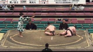 え、そこから？ 力士、あぐら状態から“一瞬で跳ね上がる”驚きの光景 衝撃の身軽さにネット騒然