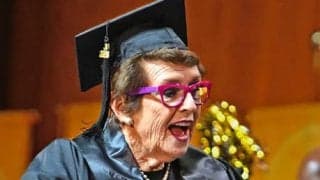  キング夫人 82歳で大学卒業 