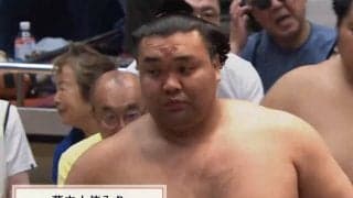 土俵入り後に再登場した霧島の姿に驚き「びっくりなサイズに」「痛いのかな」前日の負傷箇所に心配の声 元大関・正代に屈して痛い2敗目