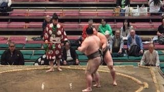 「今のは何？」「こんな立ち合い初めて見た」館内困惑で騒然の珍事 しばしざわめき収まらず