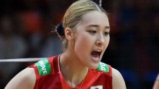 「照れ顔が可愛い」MVP受賞の24歳バレー女子、金髪おろし…グレーのスーツ姿で「モデルすぎる」　表彰式でチームメイトに感謝