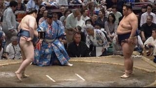 「え、ちょっと待って」力士の背後に“66歳男性レジェンド”の姿 ネクタイ着用で客席に馴染む姿にファン驚き「先生発見」「映ってる！！」