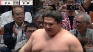 まさに魔術師！宇良、土俵際で“驚異の粘り” 上体大きく反らす離れ業に「何この体勢…」「よく残した」驚きと称賛相次ぐ