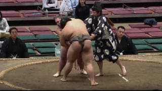 「動くな！」熱戦の最中に行司が取組を中断 あわやのハプニングに約40秒“待った”…声荒げ、緊張走る一幕も