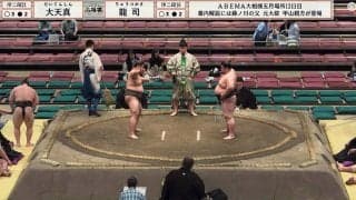 「存在感スゴ」「鎮座してる」大相撲、花道奥に“見覚えのある”巨大フォルムな人物の姿 圧倒的存在感に反響