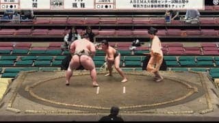 大相撲で“特殊技” 行司に接触した力士が土俵に残り、直後に“炸裂” 驚きの珍しい光景
