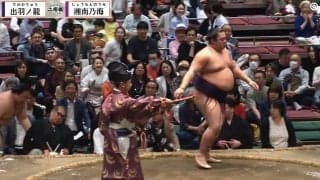 「目立ちすぎます」大相撲で突如、向正面を横切るタレントの姿にファン驚き