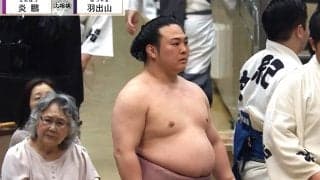 「え、映ってるやん」炎鵬と人気タレントが「まさかの2ショット」物言い協議の最中にカメラが捉えた偶然の瞬間
