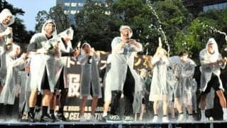 ストークス、雨中のシャンパンファイトで喜び合う　優勝を市民に報告
