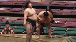 「どうした？」1分半の熱戦直後、力士に異変 駆け寄った呼出を制するも不自然な動き