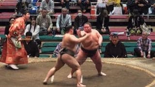 「やりやがったなって顔してる」「ものすごい公開ビンタ」ガチンコ相撲にファン恐々 「これ失神しないのすごい」「先輩をめっちゃ張る」ド迫力の一番に騒然