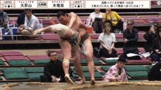 これが元関取の意地！ “規格外”の197センチ新人力士を撃破 土俵外に“裏返って”吹っ飛ぶ衝撃決着に館内どよめき