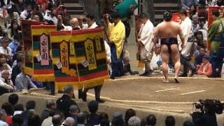 「懸賞旗より派手やんw」「さすがに目立つ」人気力士の取組で“ひと際”の存在感 レジェンドの姿にネット驚き